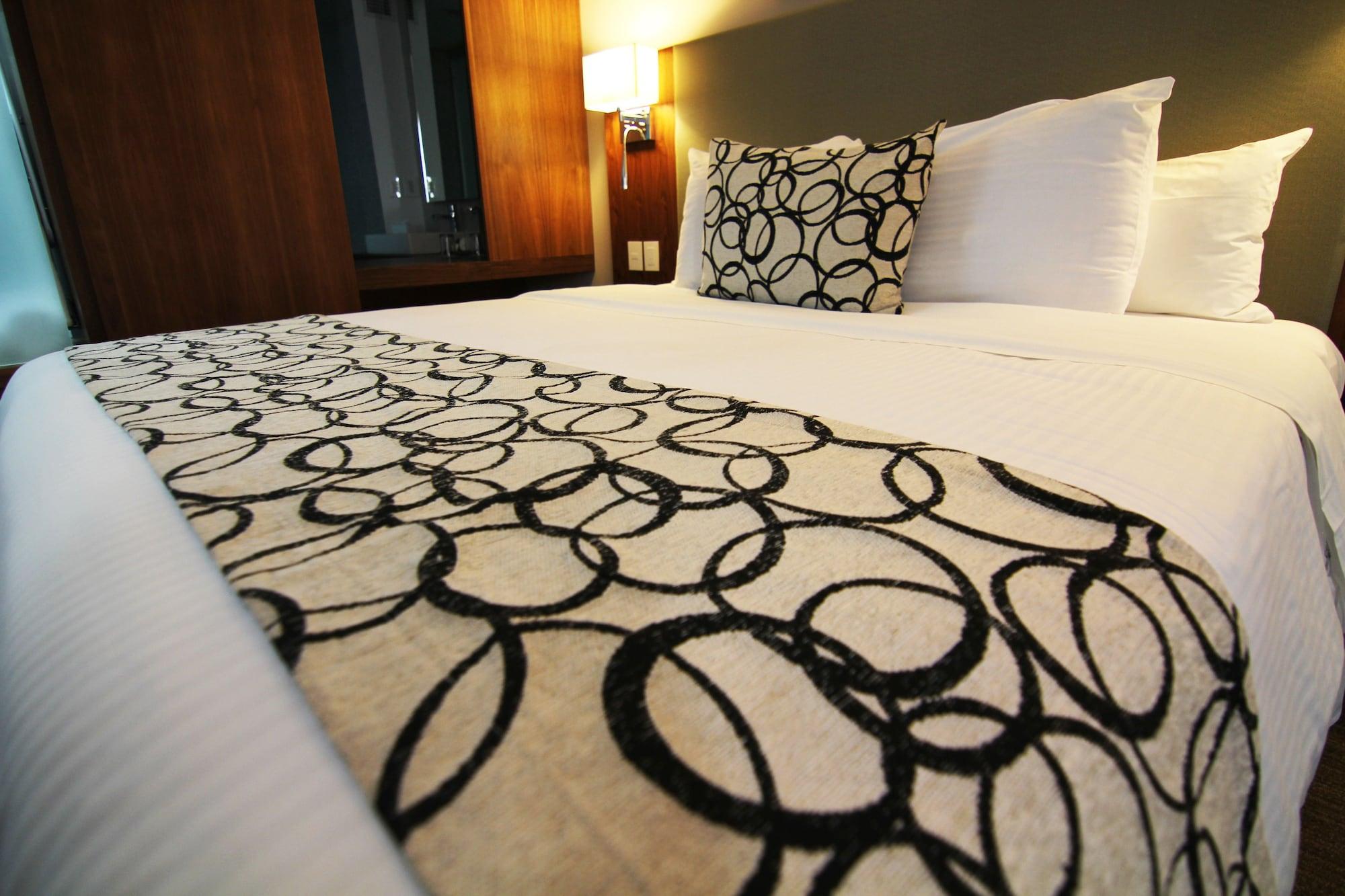 Casa Inn Premium Hotel Queretaro Exterior photo A bed runner
