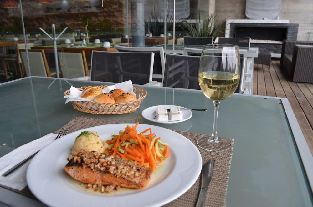 Casa Inn Premium Hotel Queretaro Exterior photo A meal at the restaurant