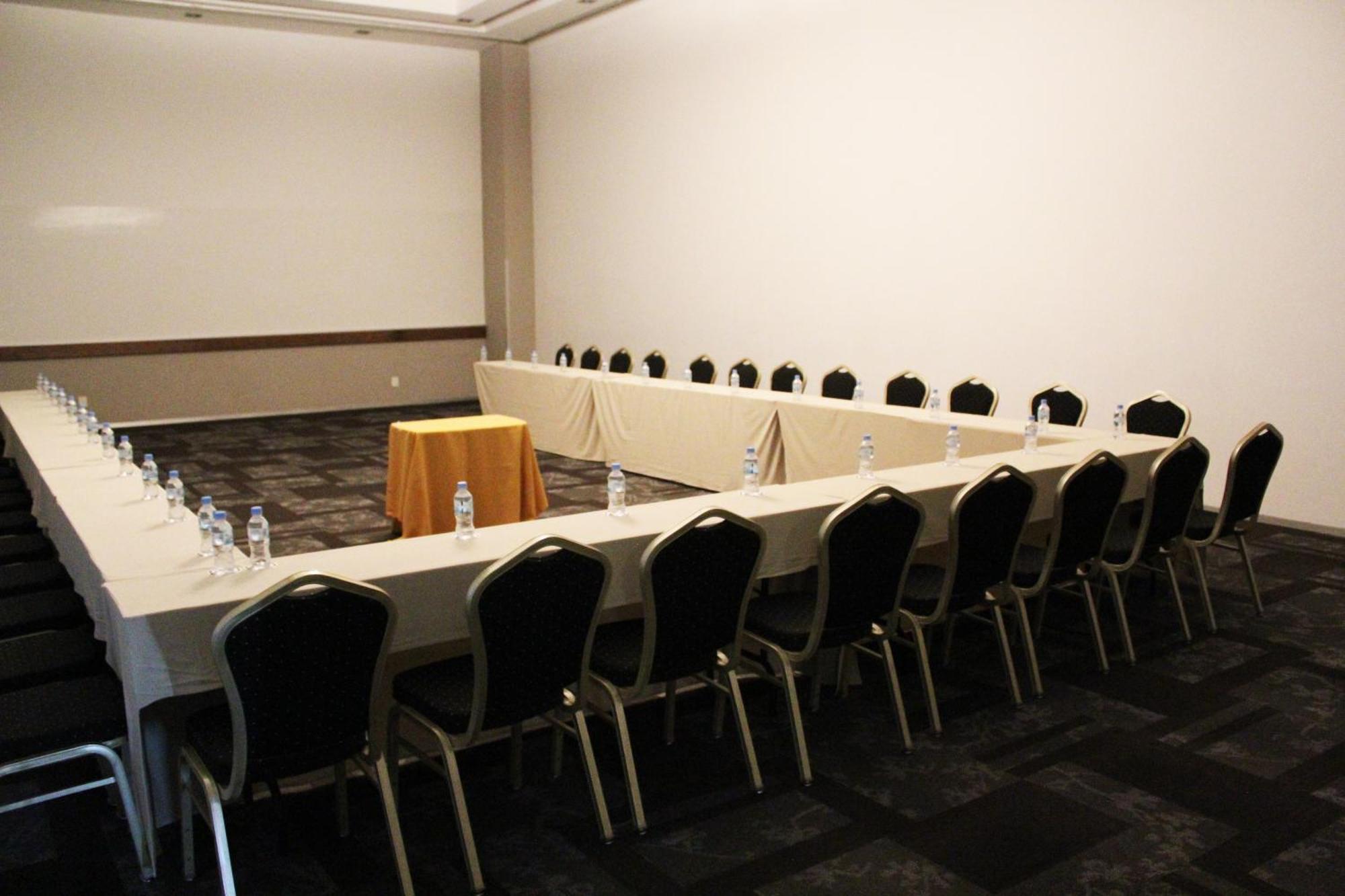 Casa Inn Premium Hotel Queretaro Exterior photo U-shaped table