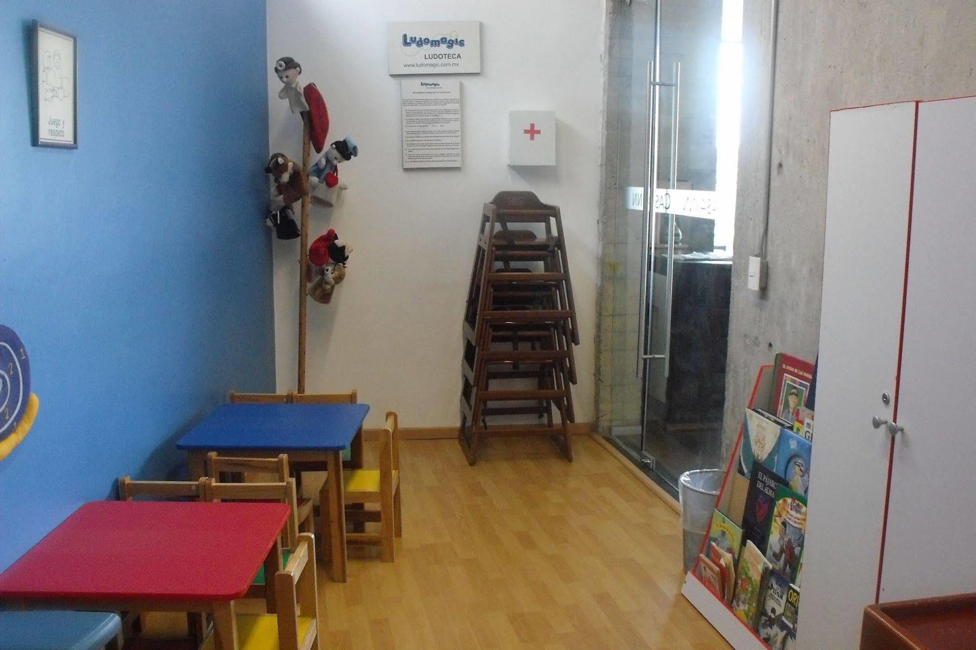 Casa Inn Premium Hotel Queretaro Exterior photo The waiting room of a doctor's office in Italy